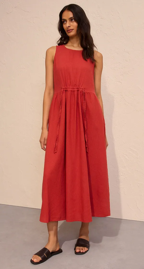 Robe rouge élégante, longueur midi et sans manches.