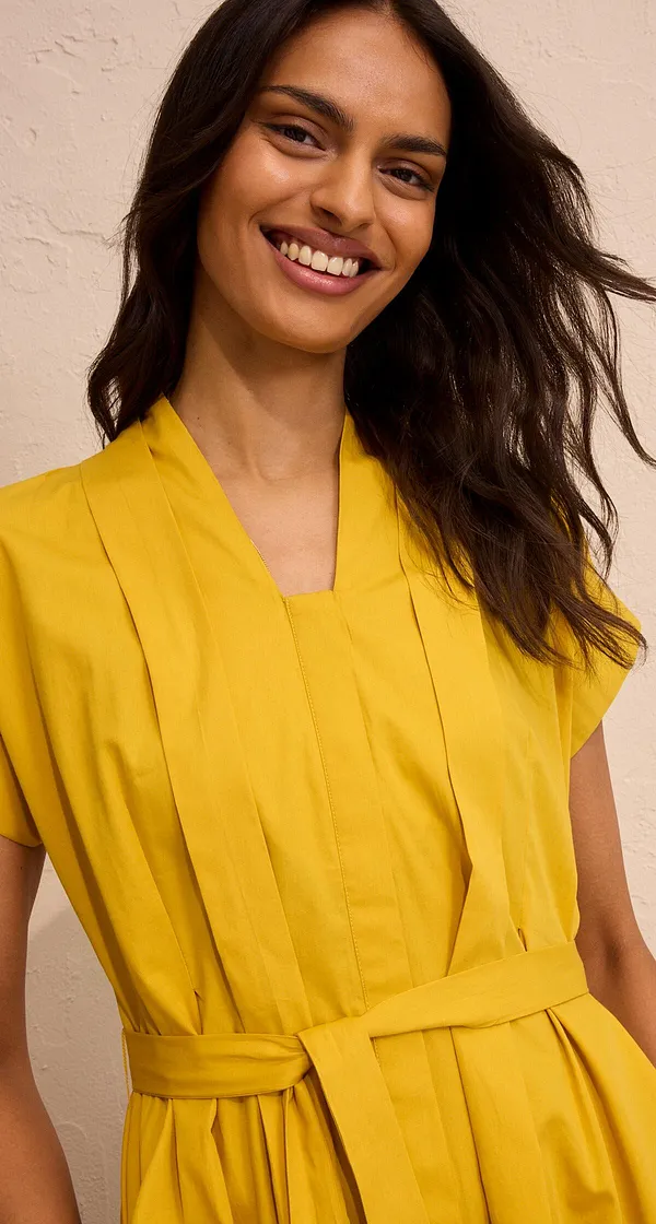 Haut jaune éclatant avec décolleté en V.