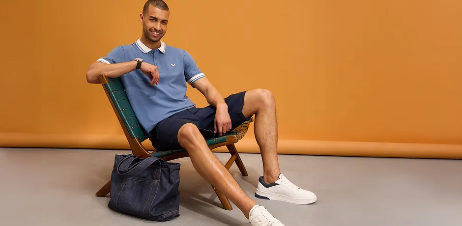 Polo sportif, short et sneakers blanches.
