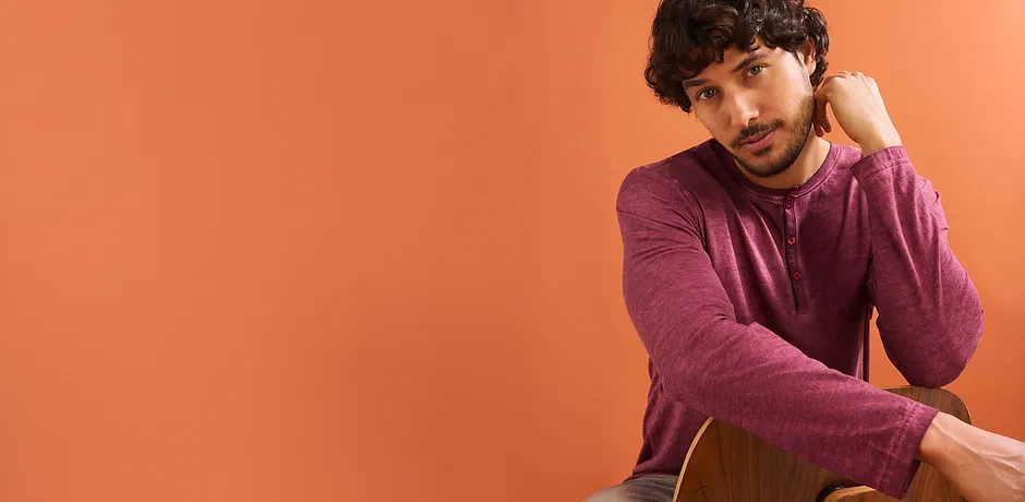 Un look décontracté pour l'automne avec un T-shirt rouge bordeaux et un jean.