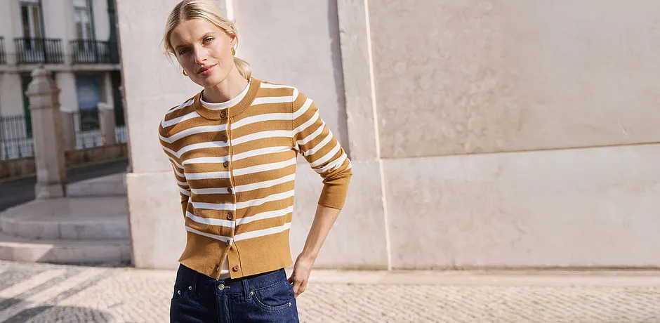 Gilet en maille rayé jaune moutarde et blanc.
