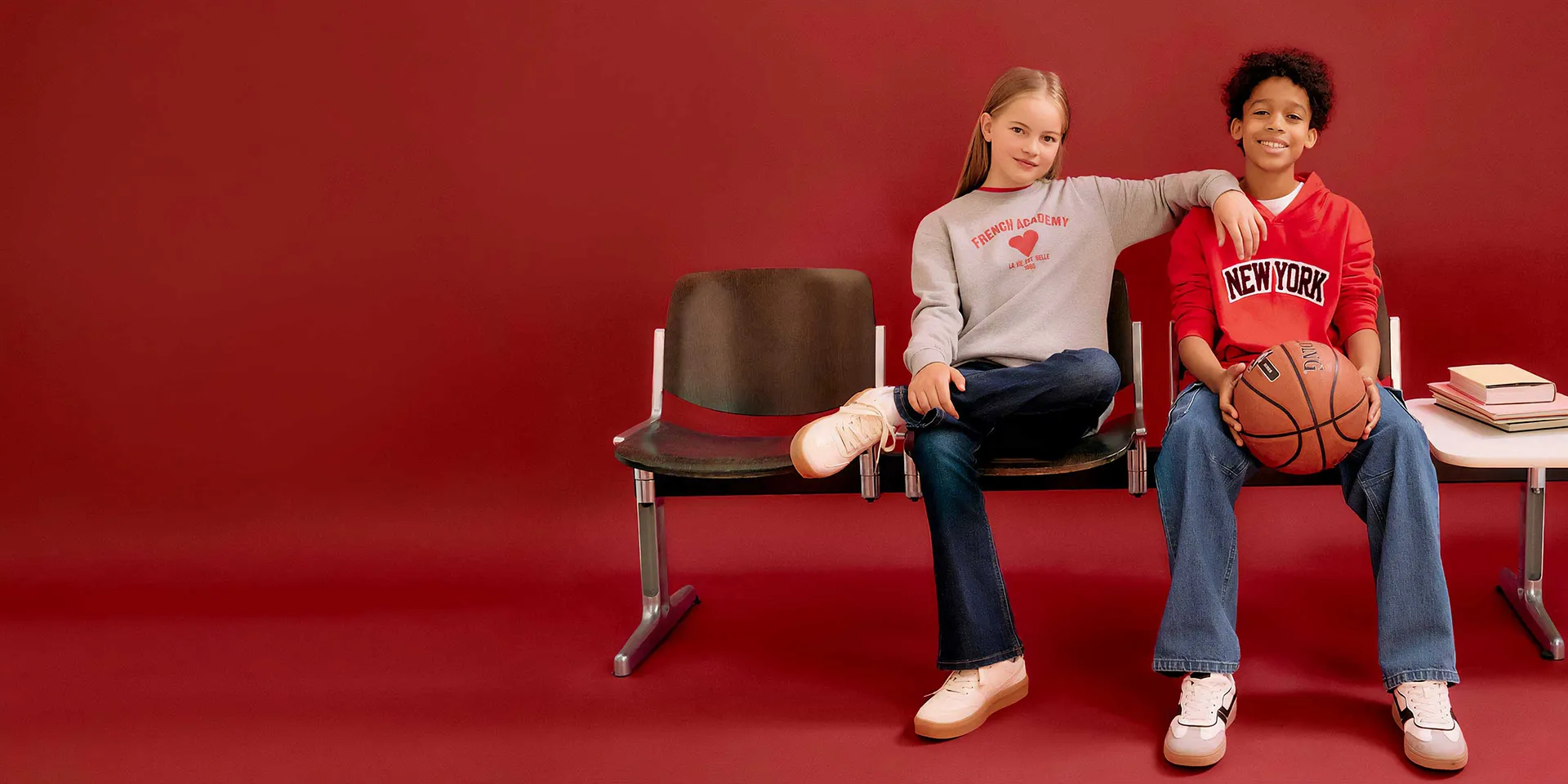 Style cool : jeans, T-shirts et baskets. Des vêtements confortables pour le quotidien en rouge et blanc.
