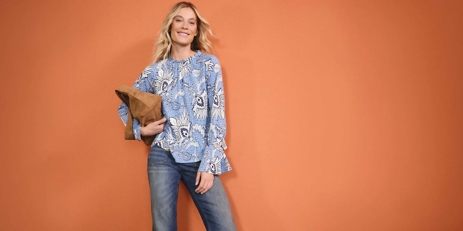 Blouse à motif floral dans des tons bleus et blancs, associée à un jean. Un style confortable pour un look décontracté.
