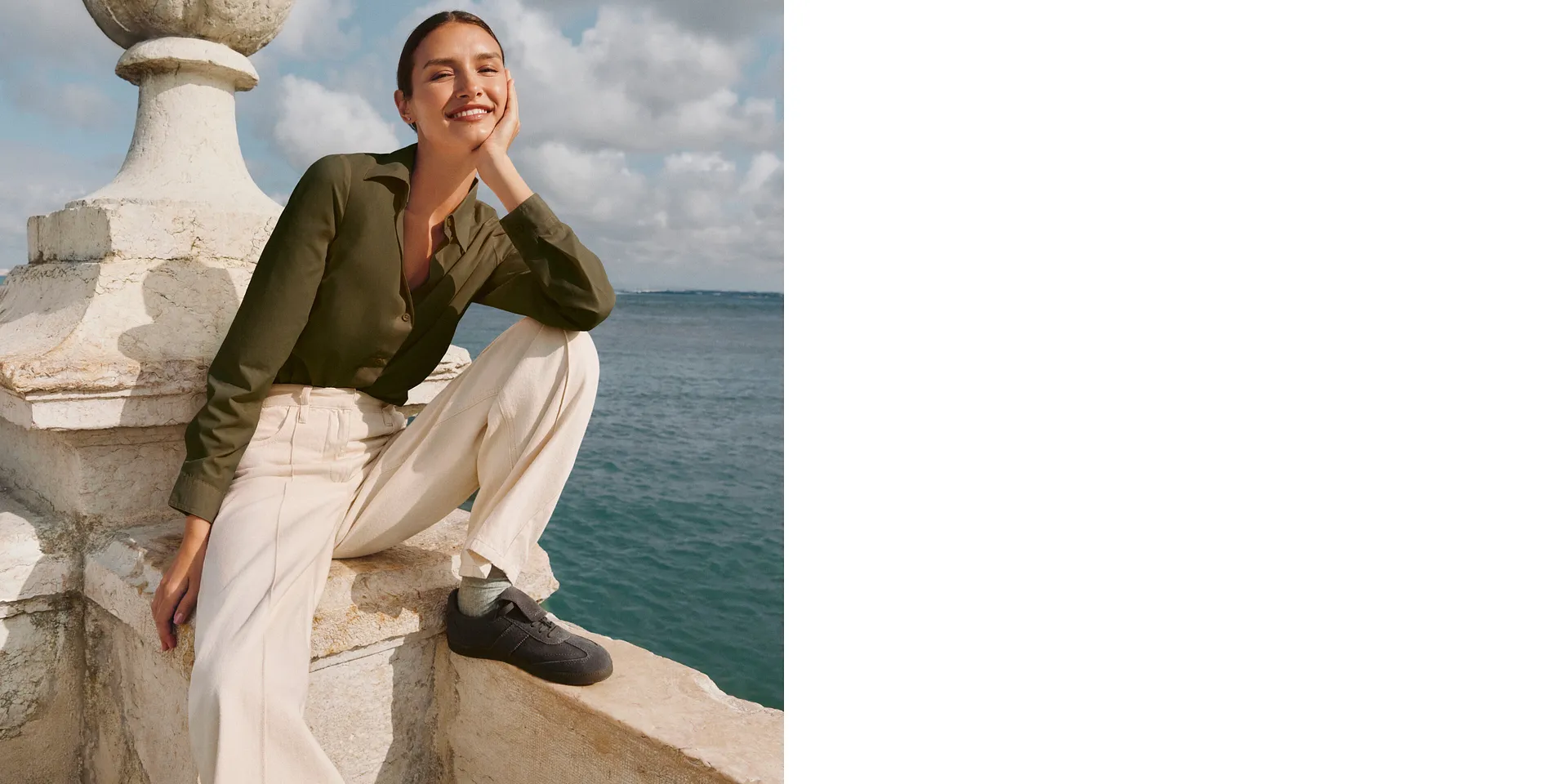 Chemisier vert olive, pantalon blanc ample et chaussures foncées.
