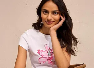 Le T-shirt blanc à fleur rose apporte fraîcheur et légèreté.