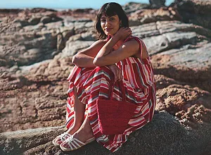 Robe estivale à rayures en rouge et blanc, longue et légère, parfaite pour les chaudes journées.