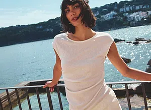 Ensemble blanc, léger et estival : T-shirt fluide et pantalon confortable pour une journée détente à la mer. 