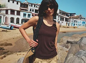 Tenue d’été avec un débardeur marron.