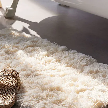 Tapis blanc douillet et sandales tressées. L'image parfaite de la convivialité et de la légèreté estivale.