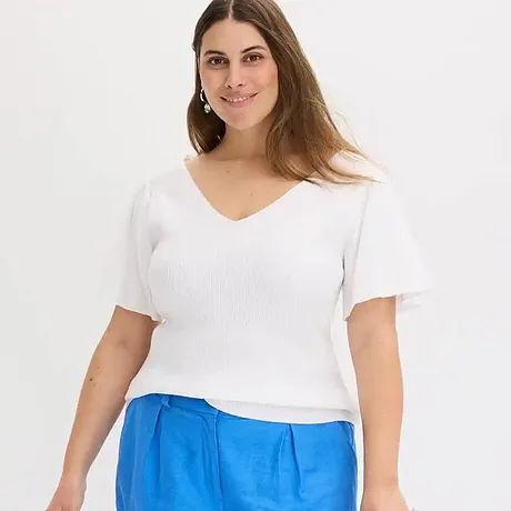 T-shirt blanc basique avec col en V, associé à un pantalon bleu éclatant pour un look estival plein de fraîcheur.