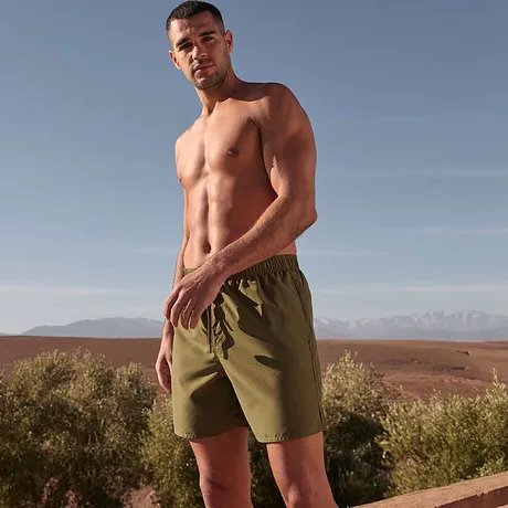 Short de bain vert olive pour souligner la silhouette athlétique.