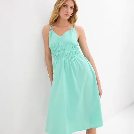 Robe légère vert menthe à bretelles spaghetti dans une coupe cintrée.