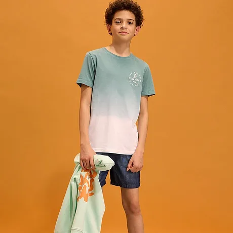 T-shirt dégradé, short sombre et sweat léger à porter par-dessus.