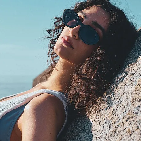 Lunettes de soleil stylées et maillot de bain estival : la mode de plage parfaite pour les journées chaudes.