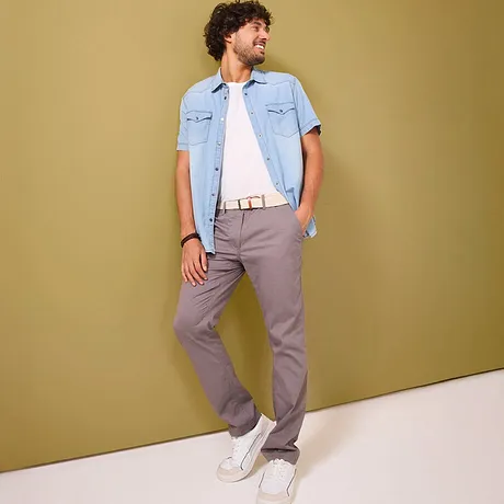 Pantalon chino gris associé à une chemise en jean bleu clair.