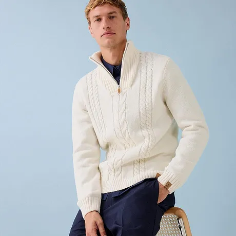 Pull torsadé couleur crème avec col zippé.