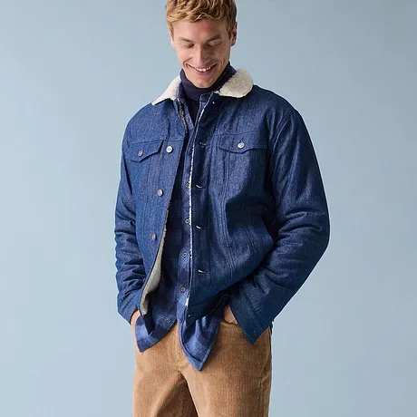 Veste en jean avec col fourré et pantalon marron en velours côtelé.