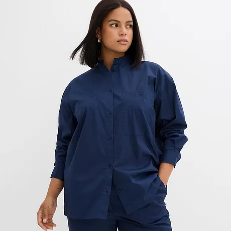 Chemisier bleu foncé avec patte de boutonnage et col. 