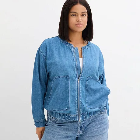 Veste en jean décontractée avec fermeture zippée et coutures d'épaules arrondies.