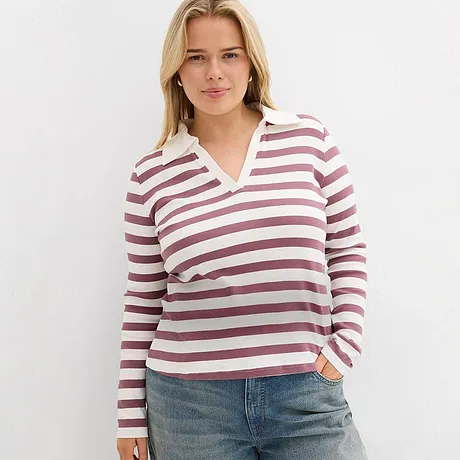 T-shirt à manches longues dans des tons rosé et blanc, associé à un jean clair.