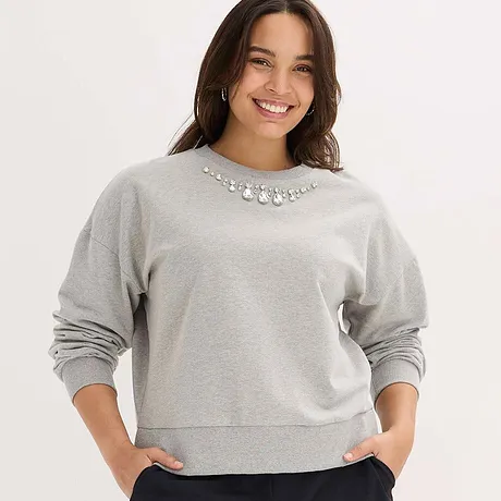 Sweat-shirt gris avec strass brillants au col.
