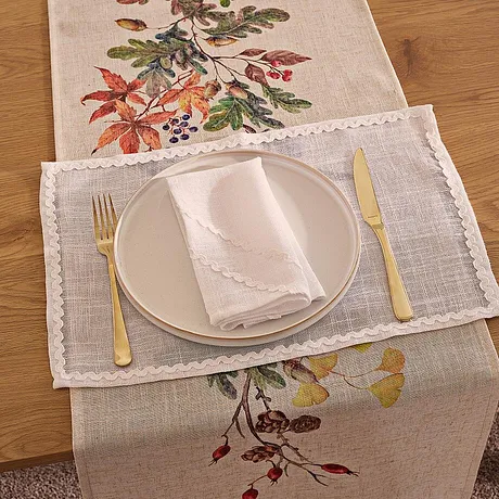 Un chemin de table automnal orné de feuilles multicolores habille la table et apporte une ambiance chaleureuse à votre repas.