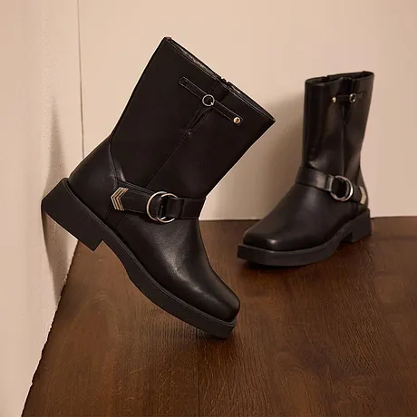 Boots robustes noires en cuir avec boucles.