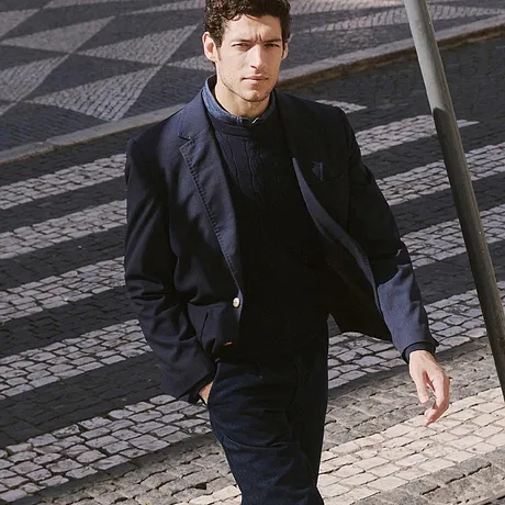 Veste de costume foncée élégante et pantalon assorti.