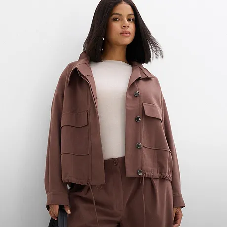 Association élégante entre un blazer oversize marron et un pantalon assorti.