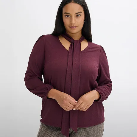 Blouse élégante rouge bordeaux avec col noué.