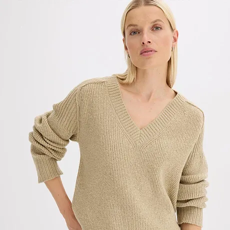 Pull en maille beige à encolure en V.
