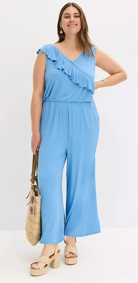 Combinaison bleu clair à ruchés asymétriques et jambes larges. La tenue estivale idéale pour une allure décontractée. 
