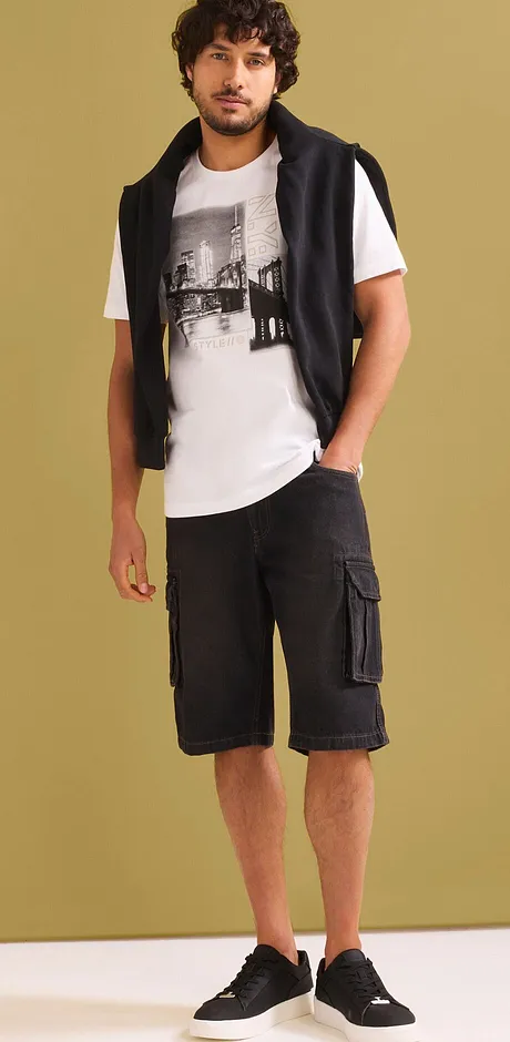 T-shirt graphique & short cargo pour un look cool. 