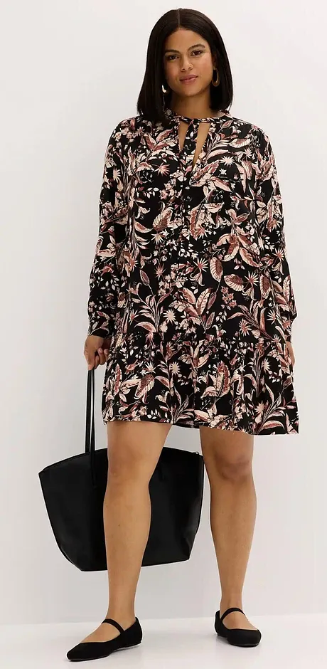 Robe courte et décontractée à motif floral dans des tons noirs et rose.