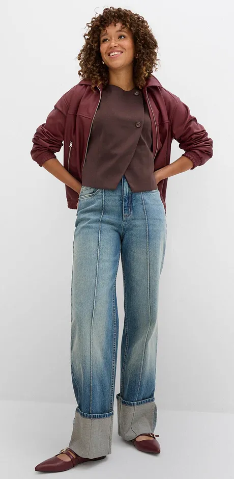 Look d'automne décontracté avec veste rouge bordeaux, T-shirt gris et jean large à revers.