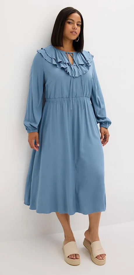 Robe midi bleu clair avec col ruché et manches longues.