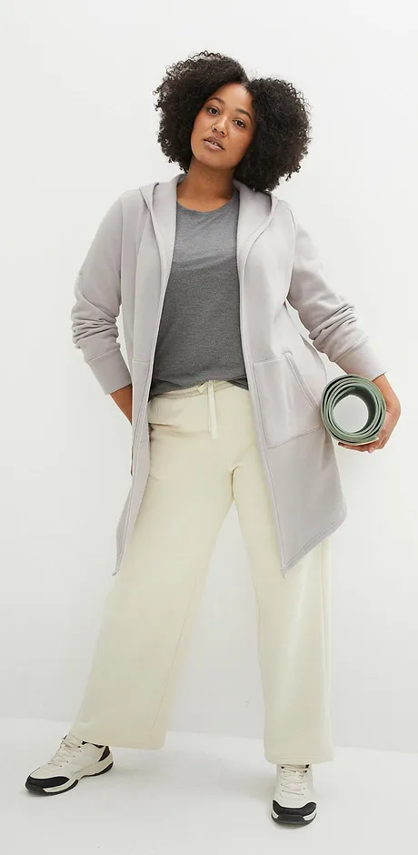Gilet sweat, T-shirt et pantalon couleur crème pour un look sportif.