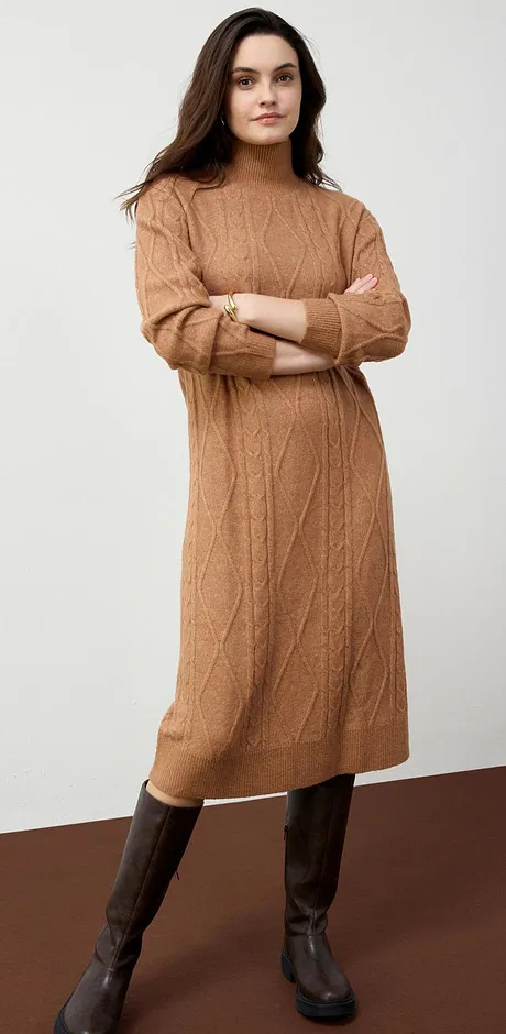 Une robe en maille chaude couleur camel, associée à des bottes marron pour une allure automnale chic.