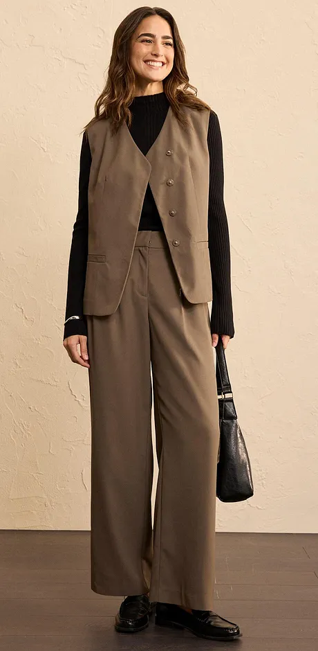 Tenue deux-pièces marron composée d'un pantalon large et d'un gilet sans manches.