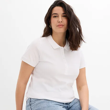 Polo blanc tout simple, parfait avec un jean bleu clair.
