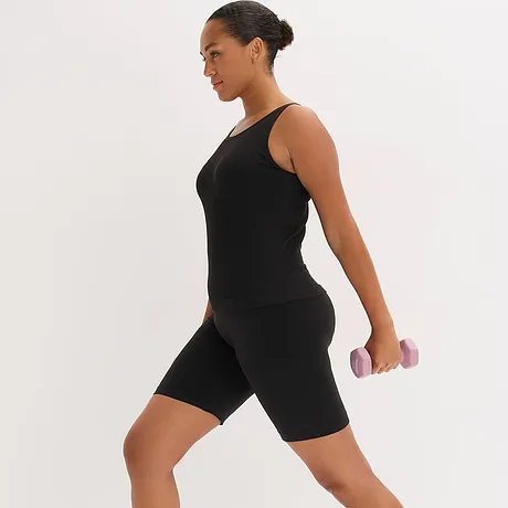Haut et legging de sport noirs.