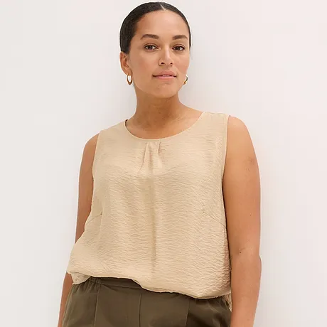Simple top beige à bretelles avec encolure ronde, élégant et léger pour les jours chauds.