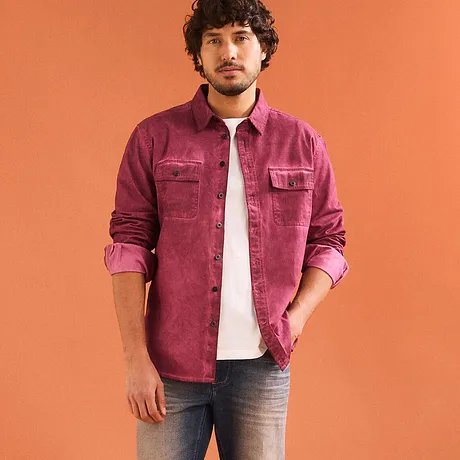 Tenue stylée avec chemise rouge bourgogne.