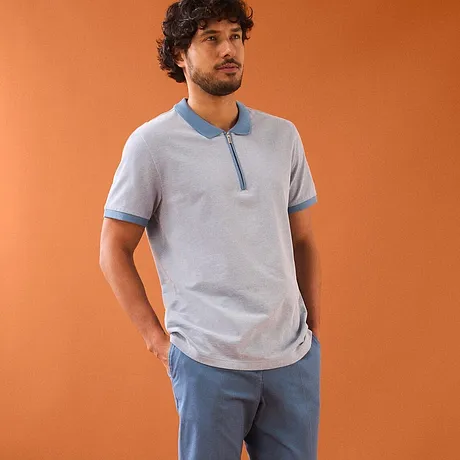 Polo léger bleu clair avec touches de bleu foncé.