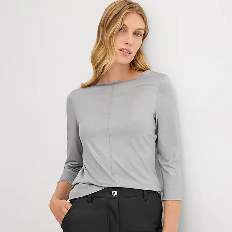 T-shirt gris simple à manches 3/4, élégant et intemporel, associé à un pantalon foncé.