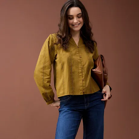 Blouse jaune moutarde à encolure en V et patte de boutonnage.