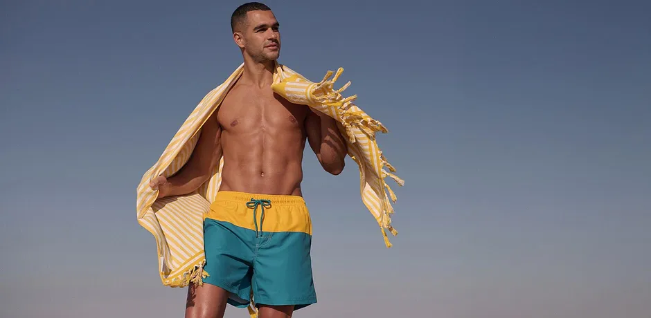 Mode été & plage : short de bain turquoise pour les journées ensoleillées.