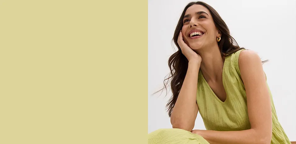 Robe estivale sans manches vert clair en tissu vaporeux pour un look rafraîchissant., 