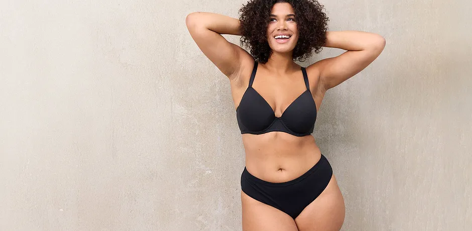 Bikini noir qui souligne la beauté naturelle et les formes des femmes qui s'assument.
