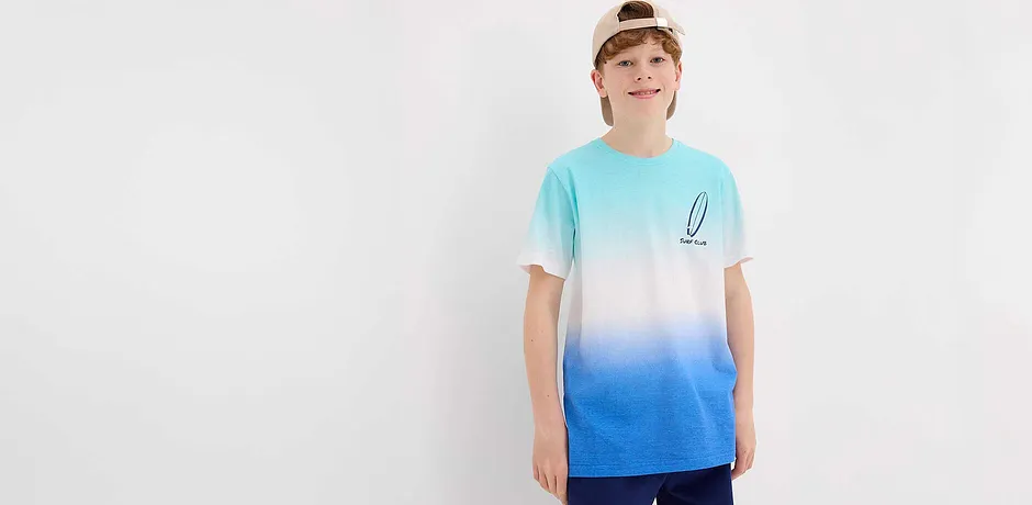 T-shirt à dégradé de couleur turquoise et bleu, associé à un pantalon bleu foncé.